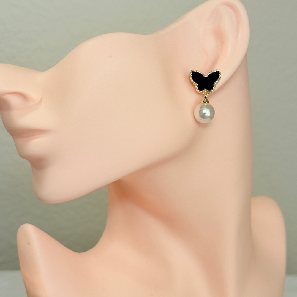 Elegant Black and Gold Butterfly Pearl Earrings - Picture 3 of 7